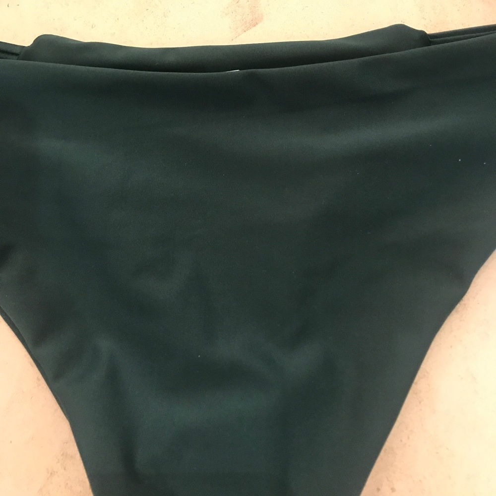 Bikini - Picture 3 of 3